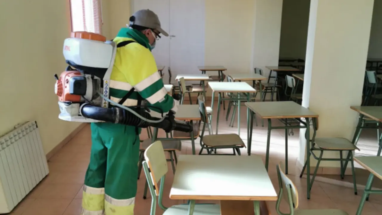 Desinfección en las aulas de Marzán. EP
