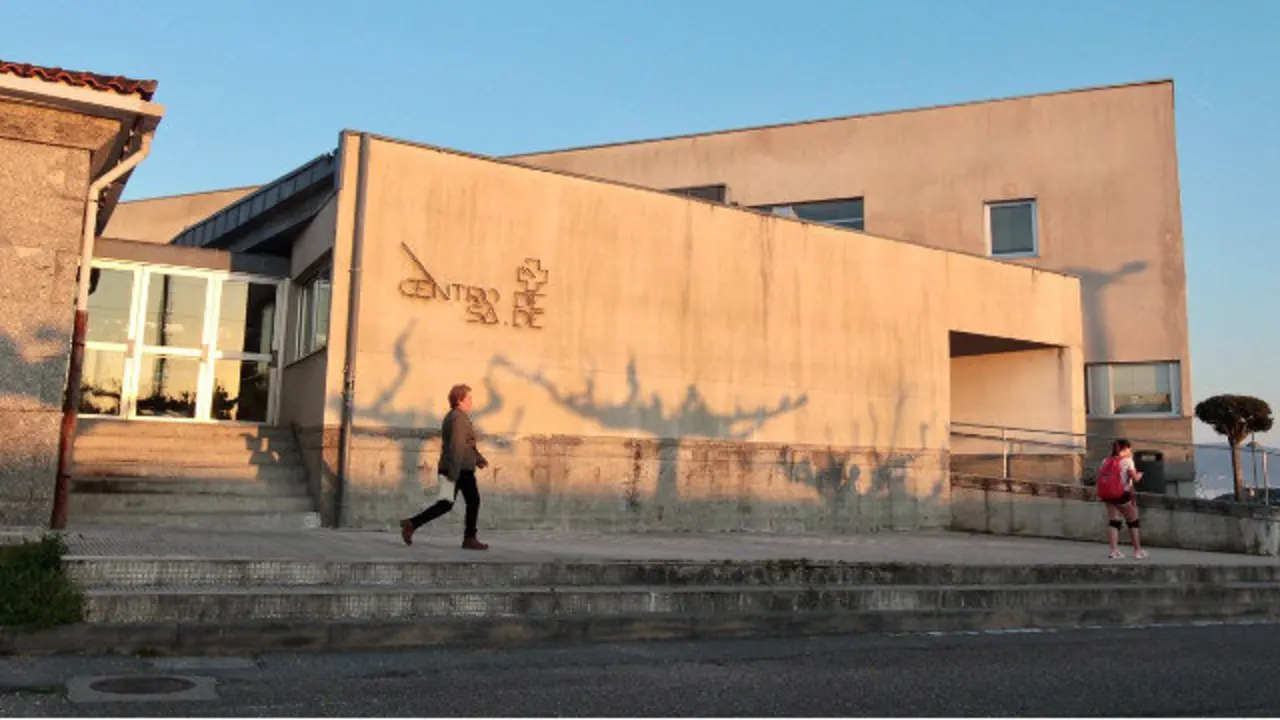 Exterior del Centro de Saúde de Baltar. RAFA FARIÑA