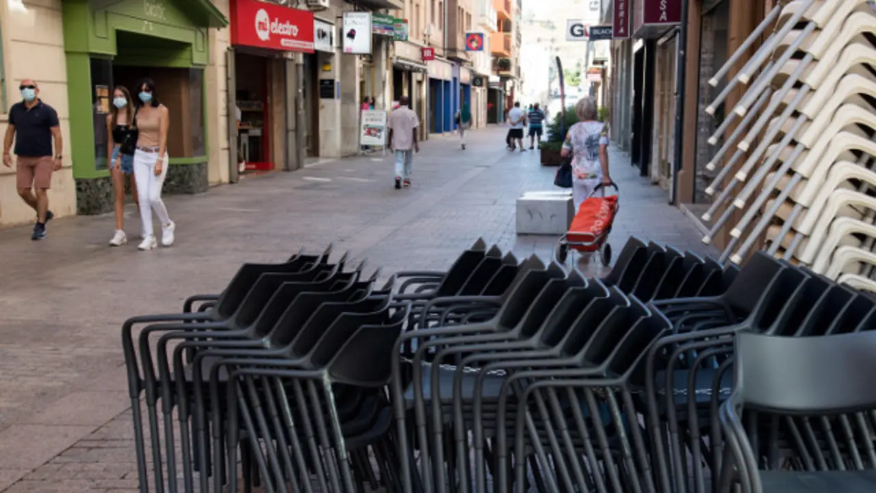 Una terraza cerrada en el centro de Lleida. EFE