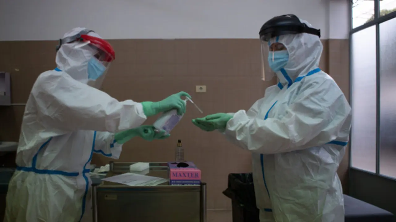 Profesionales se desinfectan tras realizar pruebas PCR en Barcelona. EFE