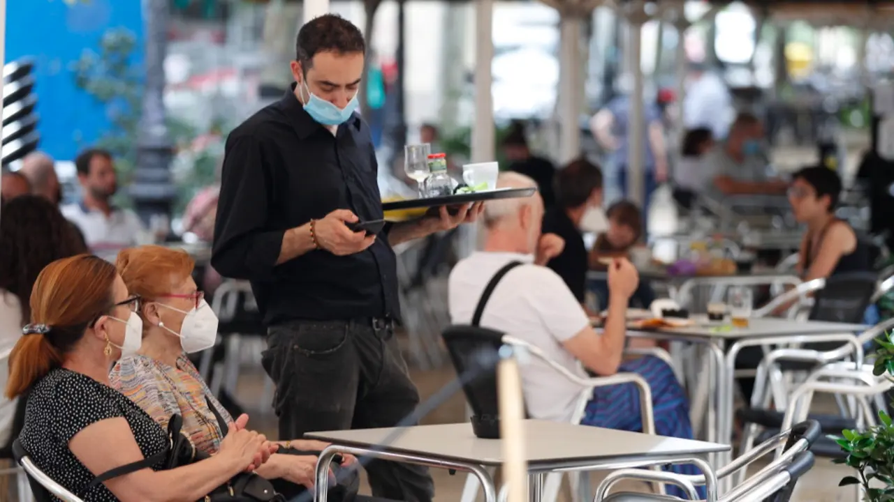 Gente con mascarilla en una terraza. ALEJANDRO GARCÍA (EFE)