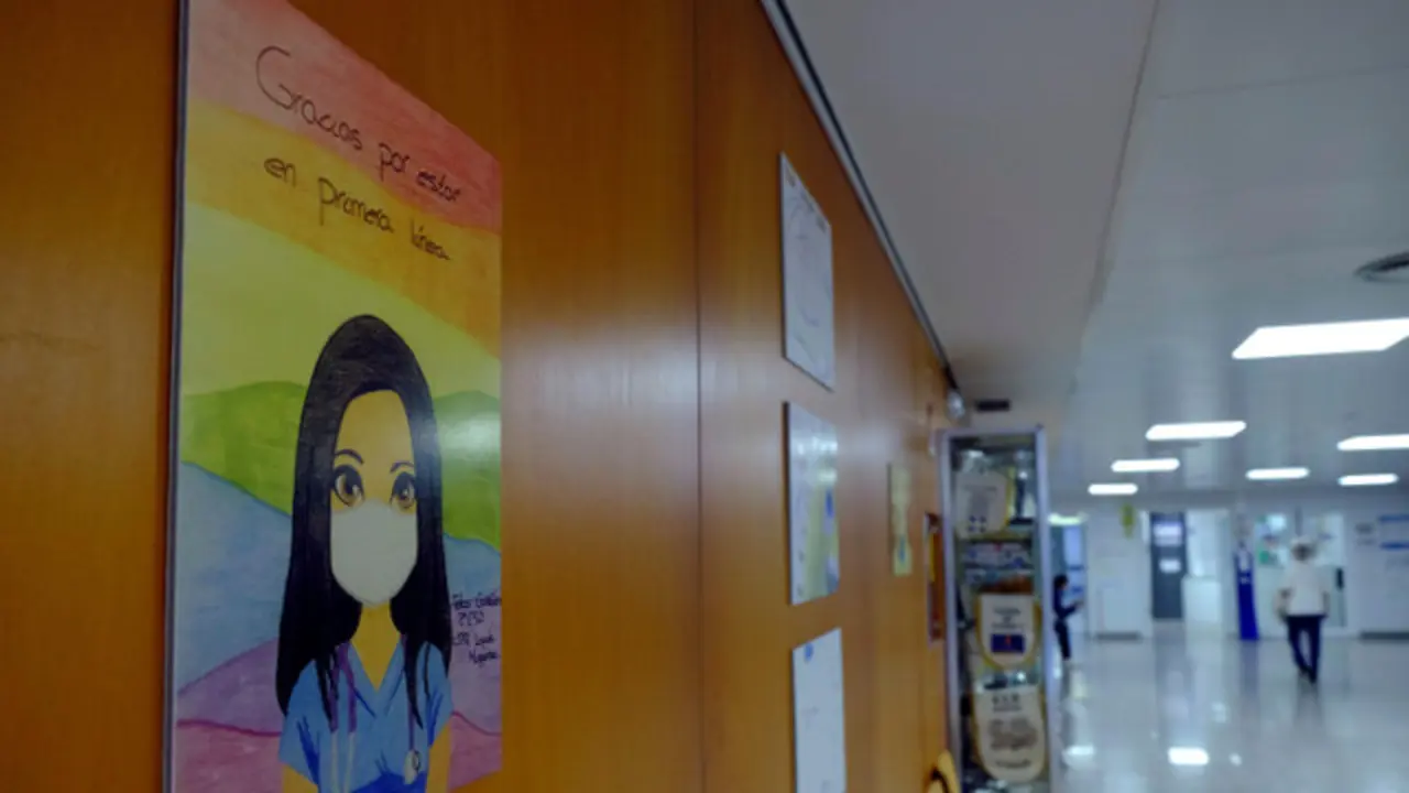 O Hospital Arquitecto Marcide de Ferrol acolle unha exposición de debuxos realizados por nenos. EFE