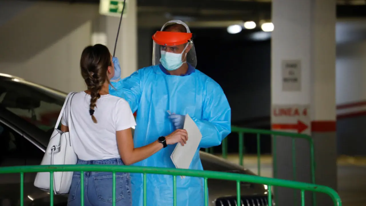 Personal sanitario hace la prueba PCR a una de las jóvenes asistentes a la fiesta de Córdoba. SALAS (EFE)