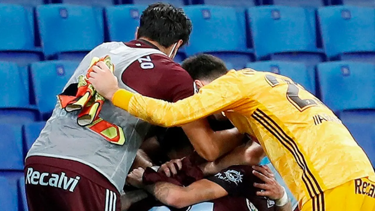 Los jugadores del Celta de Vigo celebran la permanencia tras finalizar el partido frente al RCD Espanyol. ANDREU DALMAU (EFE)