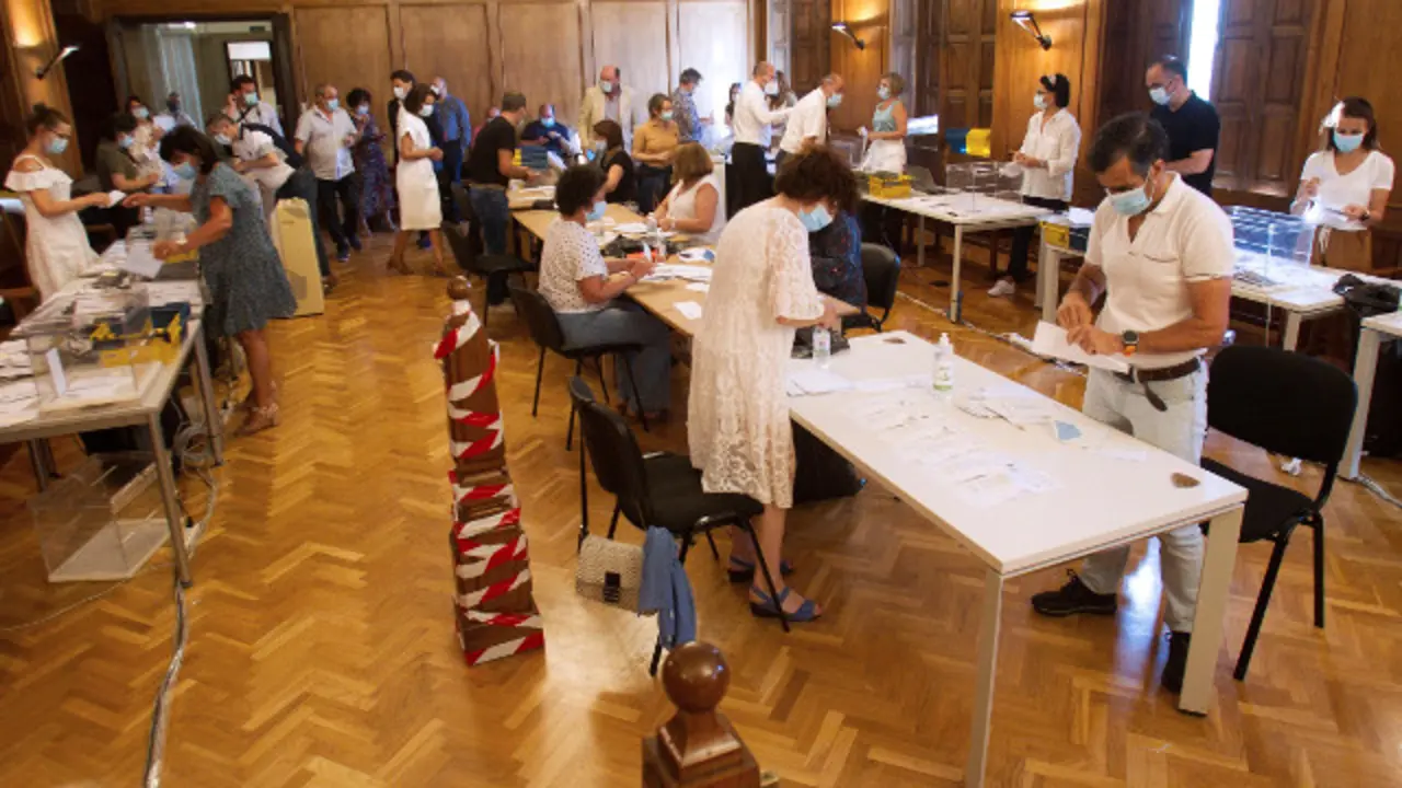 Recuento del voto exterior este lunes en Pontevedra. SALVADOR SAS (Efe)