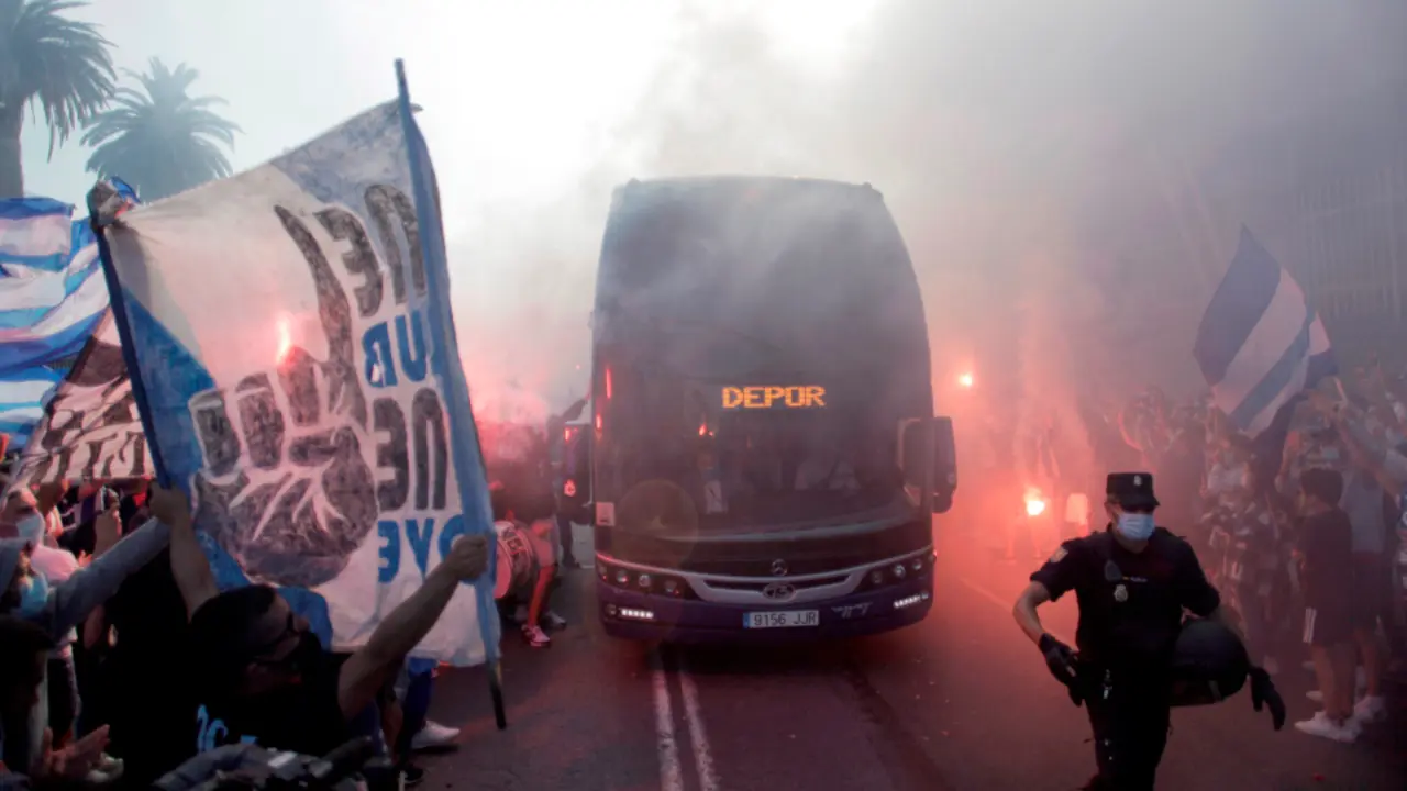 Cientos de aficionados recibieron este lunes a los jugadores del Deportivo de La Coruña a su llegada al estadio de Riazor. CABALAR (EFE)