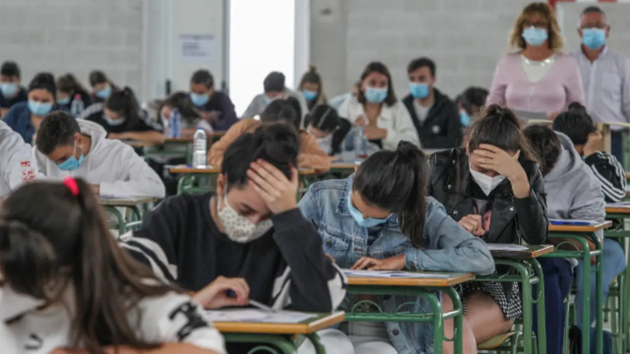 prueba de la ebau en el pabellon de los institutos de viveiro con todos los alumnos juntos en un mismo recinto respetando las distancias de seguridad - foto jm alvez