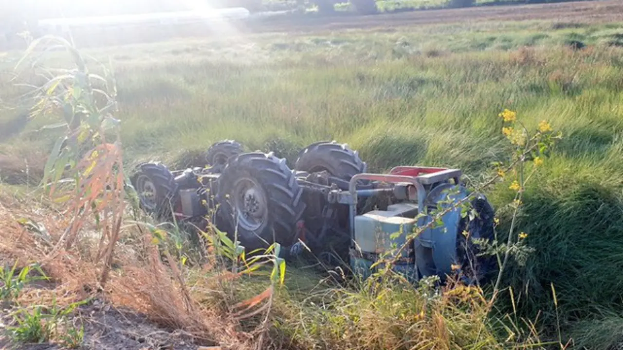 Tractor accidentado en Cambados.@Pc_Cambados