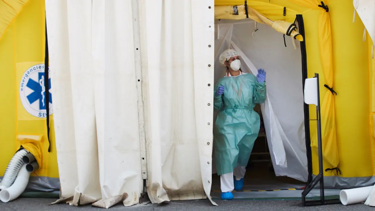 Sanitaria saíndo dun hospital de campaña. EFE