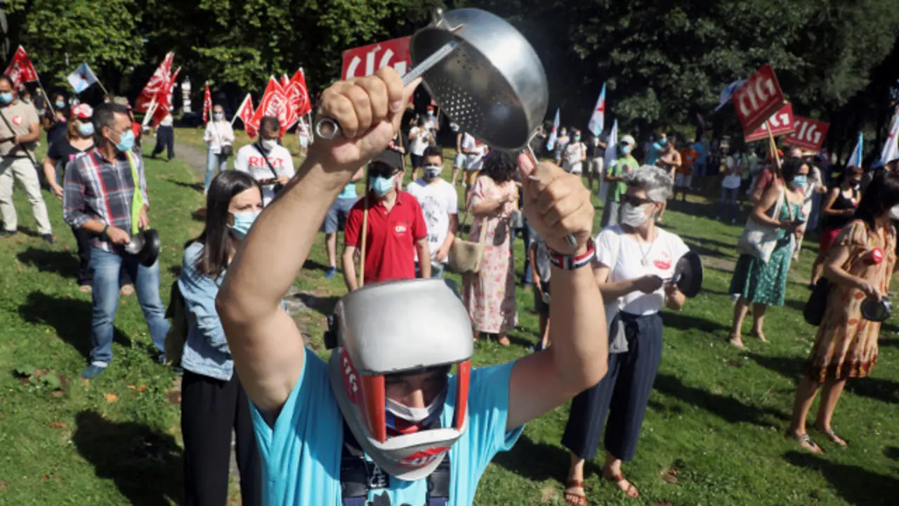 Los representantes de los sindicatos de Educación de Galicia formados por la CIG, UGT, CCOO y ANPE se han concentrado esta mañana delante de la consellería de Educación de la Xunta de Galicia, realizando una cacerolada protesta