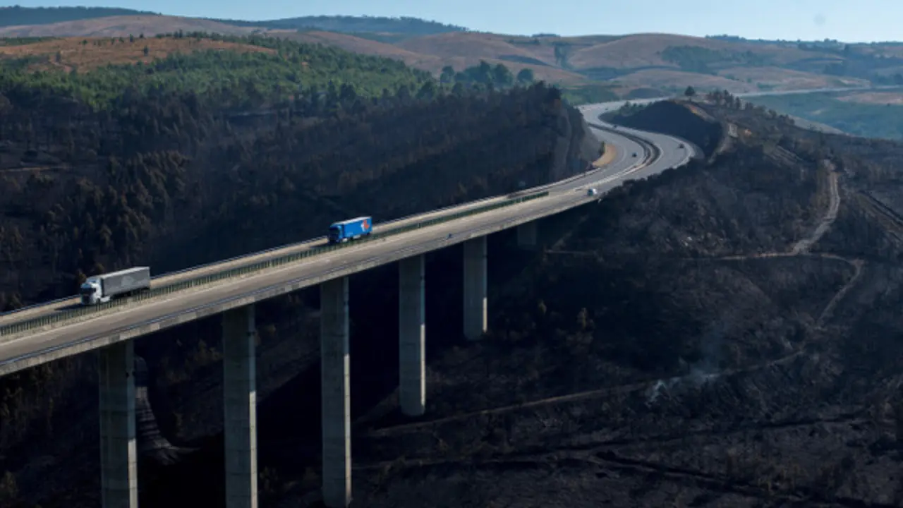 Vista da superficie calcinada no incendio na parroquia de Queirugás, en Verín. BRAIS LORENZO