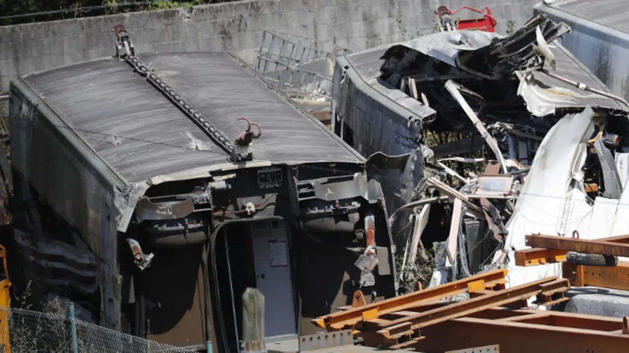 La máquina y los vagones del Alvia accidentado, almacenados en una empresa en Padrón. EFE