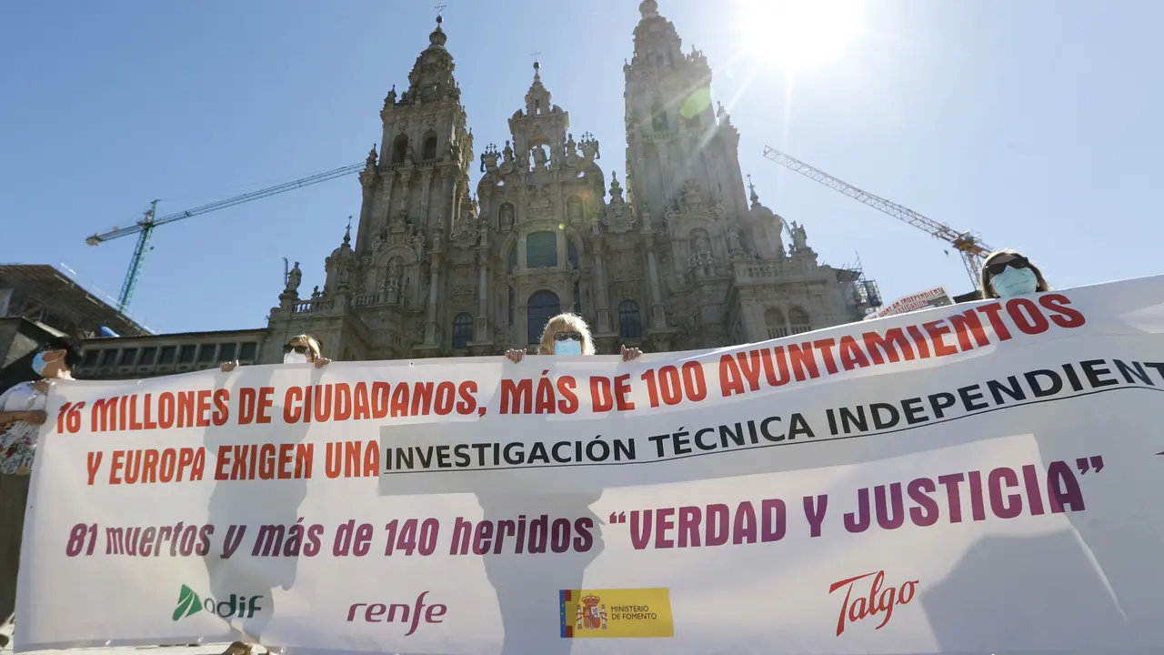 Manifestación de las víctimas del Angrois en la plaza del Obradoiro. LAVANDEIRA JR (EFE)