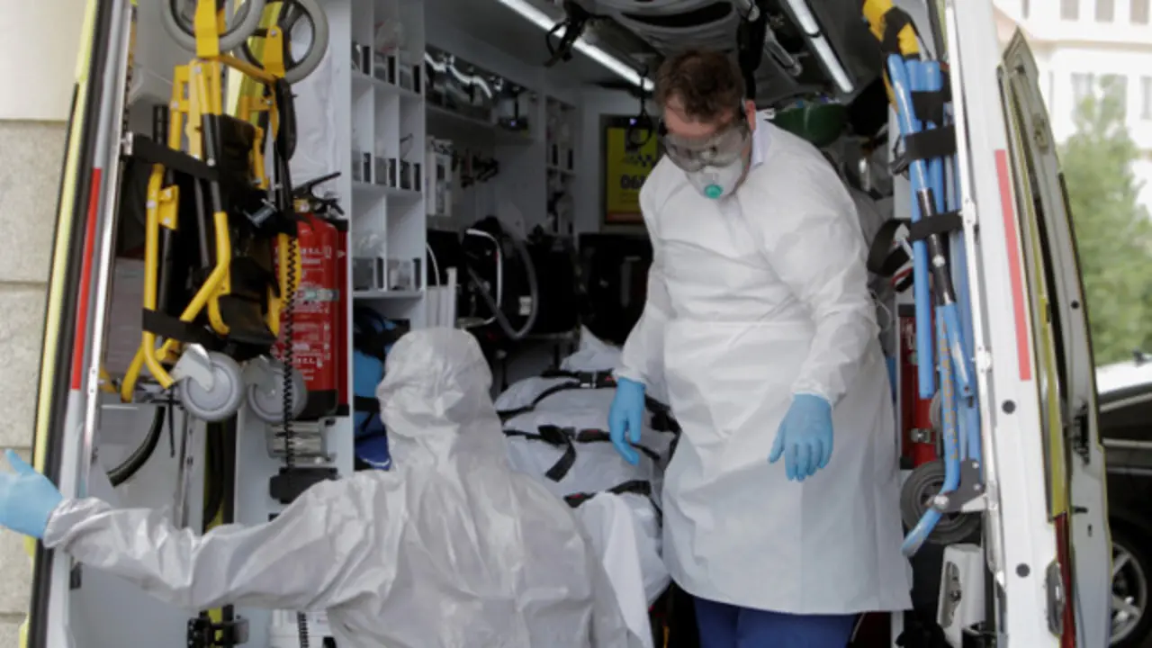 Traslado do xogador do Fuenlabrada ao hospital. CABALAR (EFE)