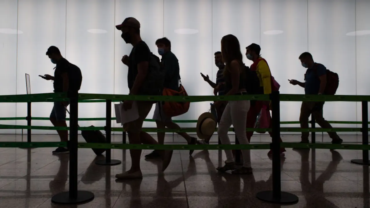 Viaxeiros nun aeroporto. EFE/Enric Fontcuberta