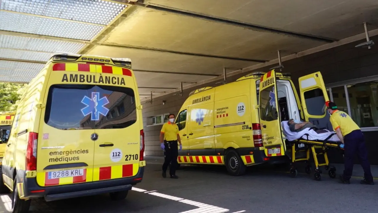 T&eacute;cnicos sanitarios trasladan a un enfermo en Lleida. EFE