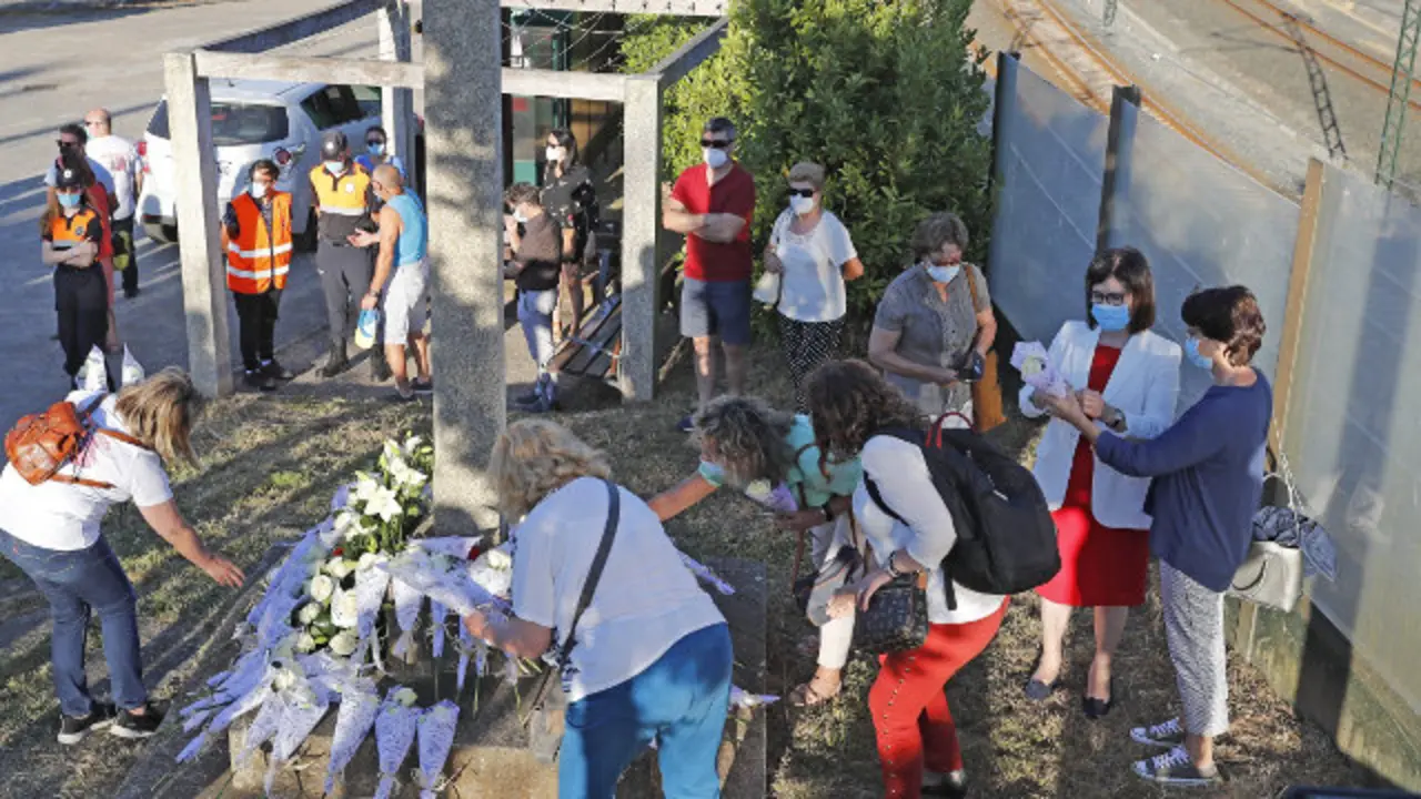 Ofrenda floral en Angrois.LAVANDEIRA JR. (Efe)