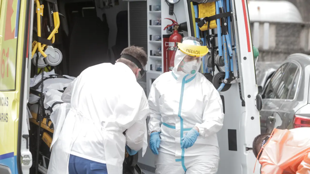 Traslado al hospital del jugador del Fuenlabrada que sigue hospitalizado. EUROPA PRESS