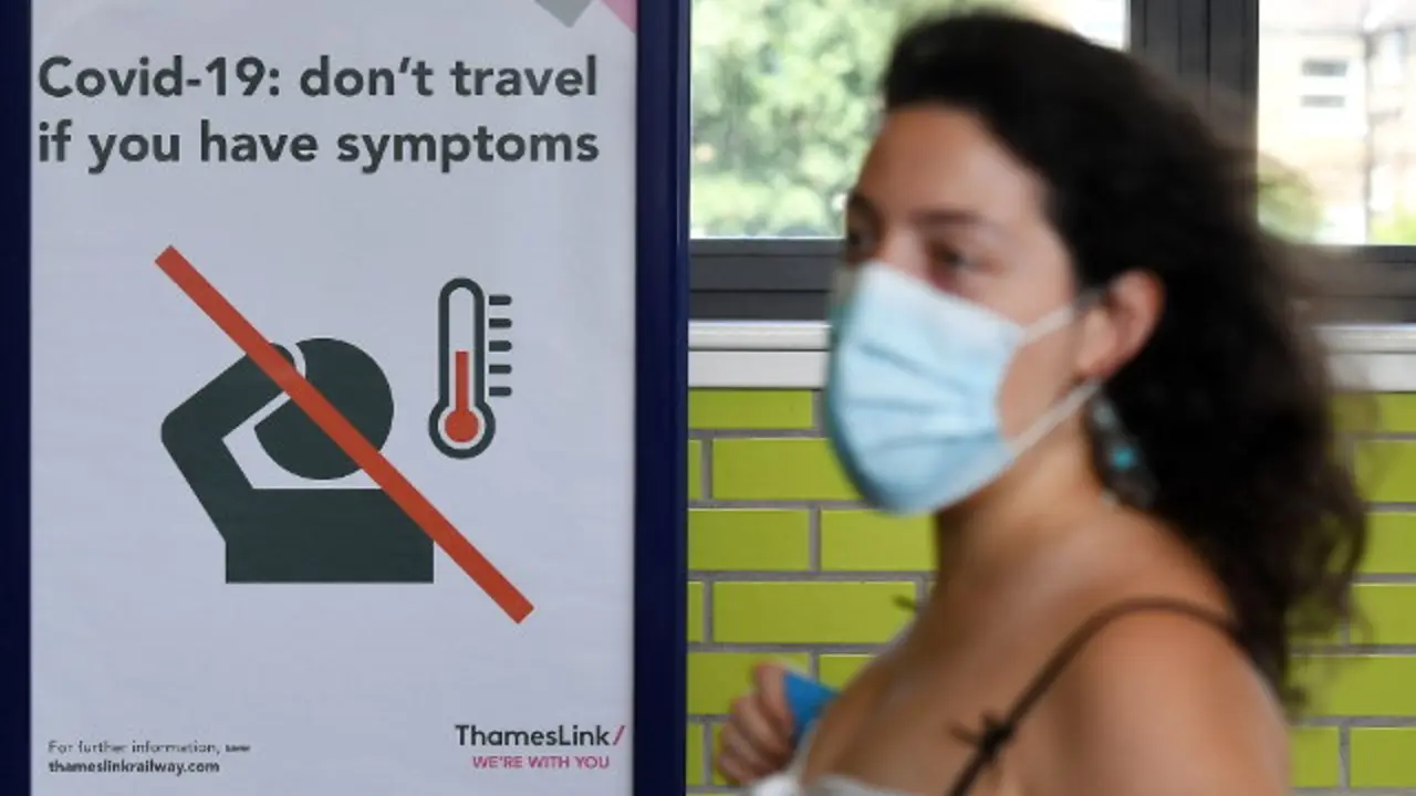 Unha muller disponse a viaxar en Londres. ANDY RAIN (Efe)