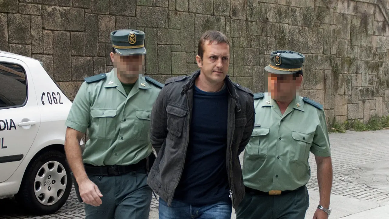 Dos agentes de la Guardia Civil custodian a José Miguel Martínez Campos, hijo del matrimonio asesinado y principal sospechoso. BRAIS LORENZO (EFE)