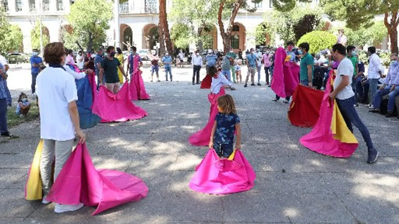 Protesta taurina fronte ao Ministerio de Traballo. EFE/Rodrigo Jiménez