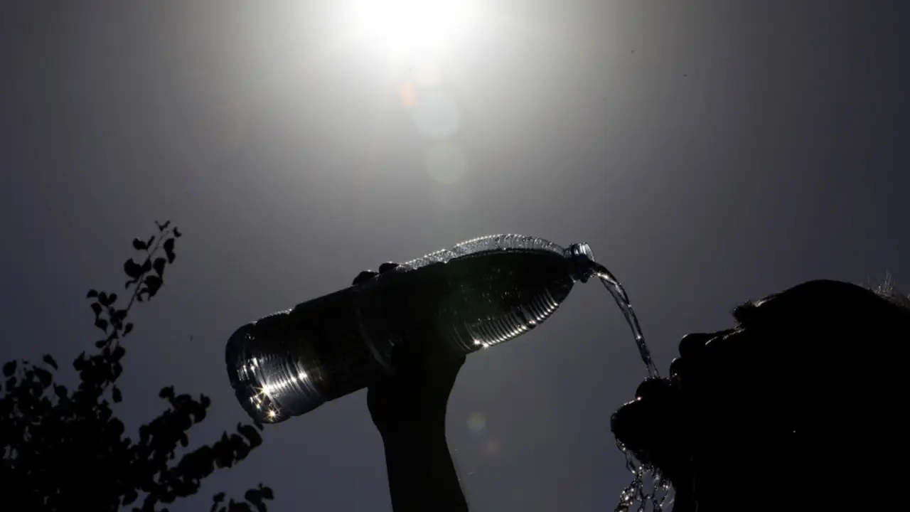 Un hombre se refresca con agua en una jornada de altas temperaturas. EFE