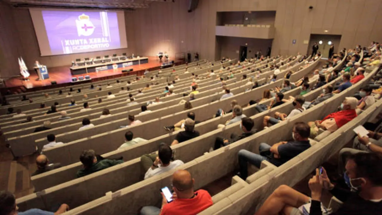 Un momento de la asamblea celebrada ayer por el Deportivo. CABALAR