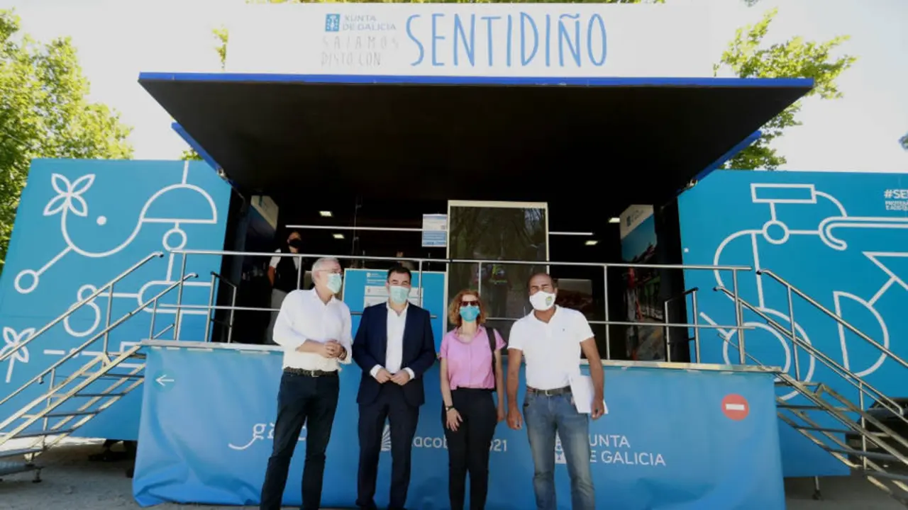 El consenlleiro de Cultura, Román Rodrí­guez, visita la oficina de la campaña. EUROPA PRESS