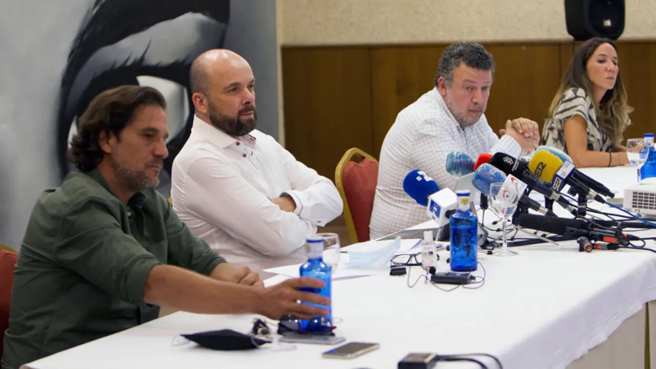 José e Rosa, irmáns de Déborah Fernández, acompañan aos avogados Ramón e Ignacio Amoedo na rolda de prensa convocada este mércores. EFE/Salvador Sas