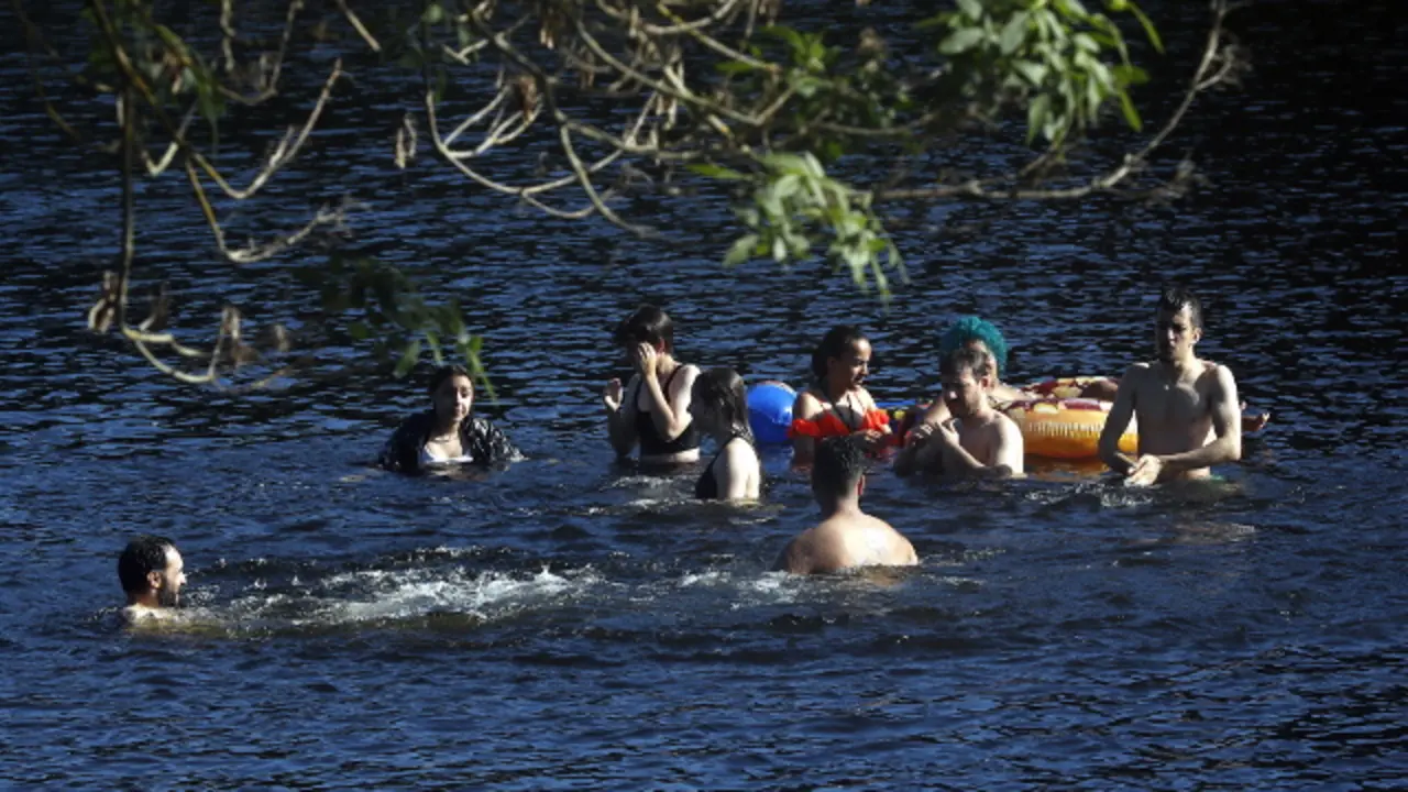 Mozos bañándose no Miño. XESÚS PONTE