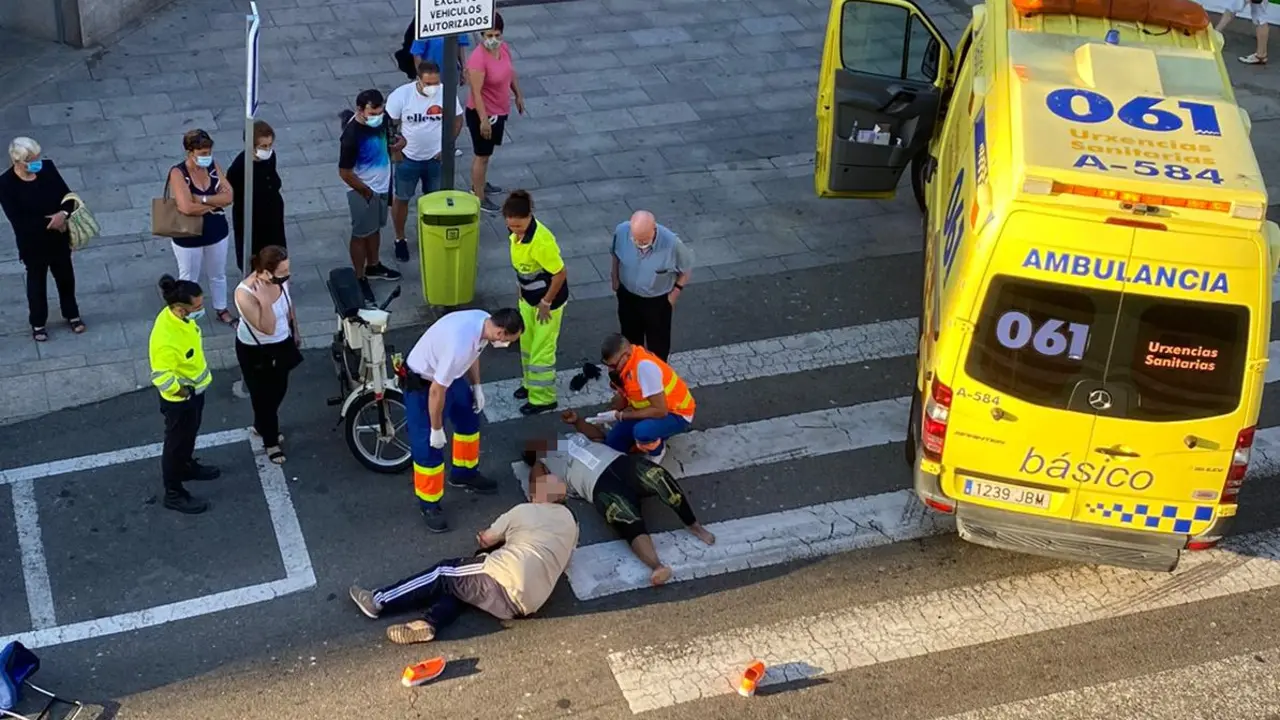 Sanitarios atienden a las dos personas atropelladas en Bueu. CEDIDA