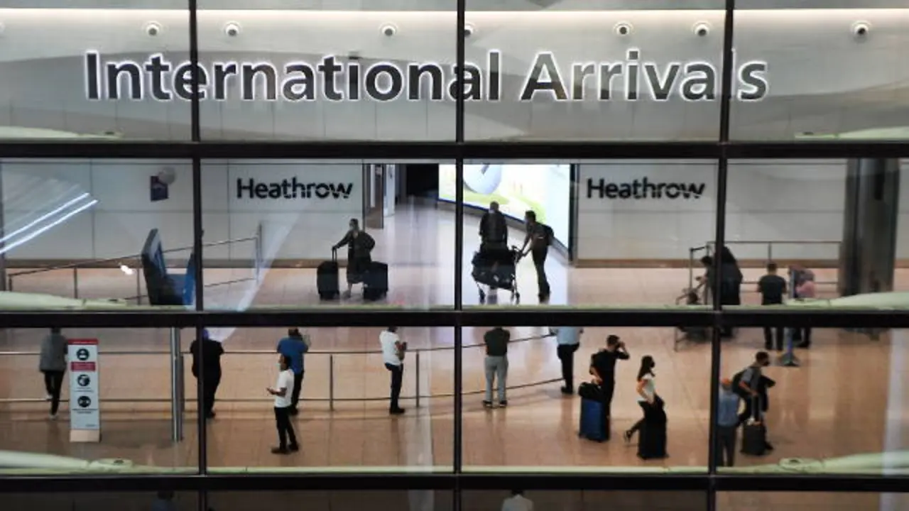 Pasajeros llegando a un aeropuerto en Reino Unido. EFE