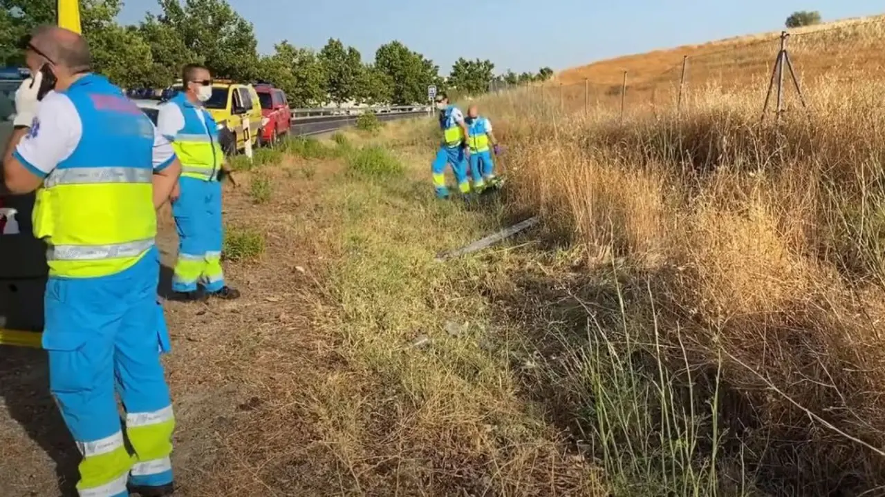 Efectivos do SUMMA 12 na cuneta de El Álamo onde apareceron os cadáveres da parella arroiada. EUROPA PRESS
