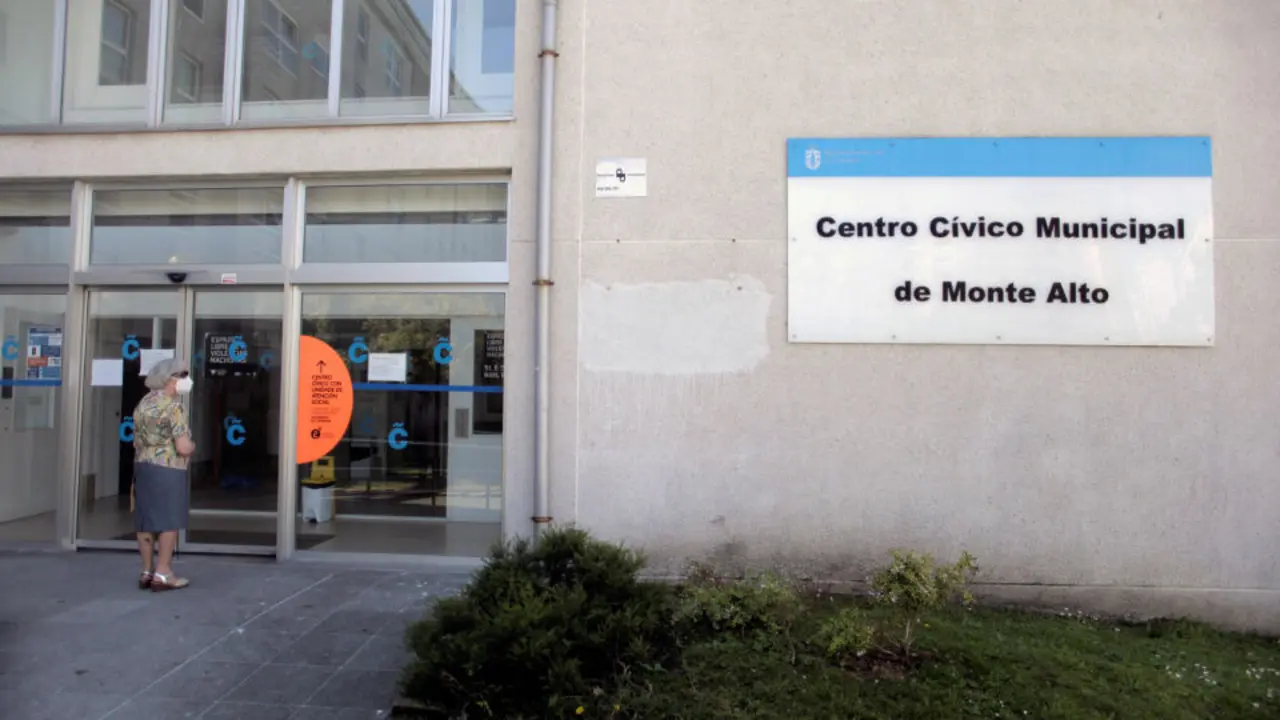 Unha muller &aacute;s portas do centro c&iacute;vico municipal de Monte Alto, na Coru&ntilde;a. EFE/ CABALAR