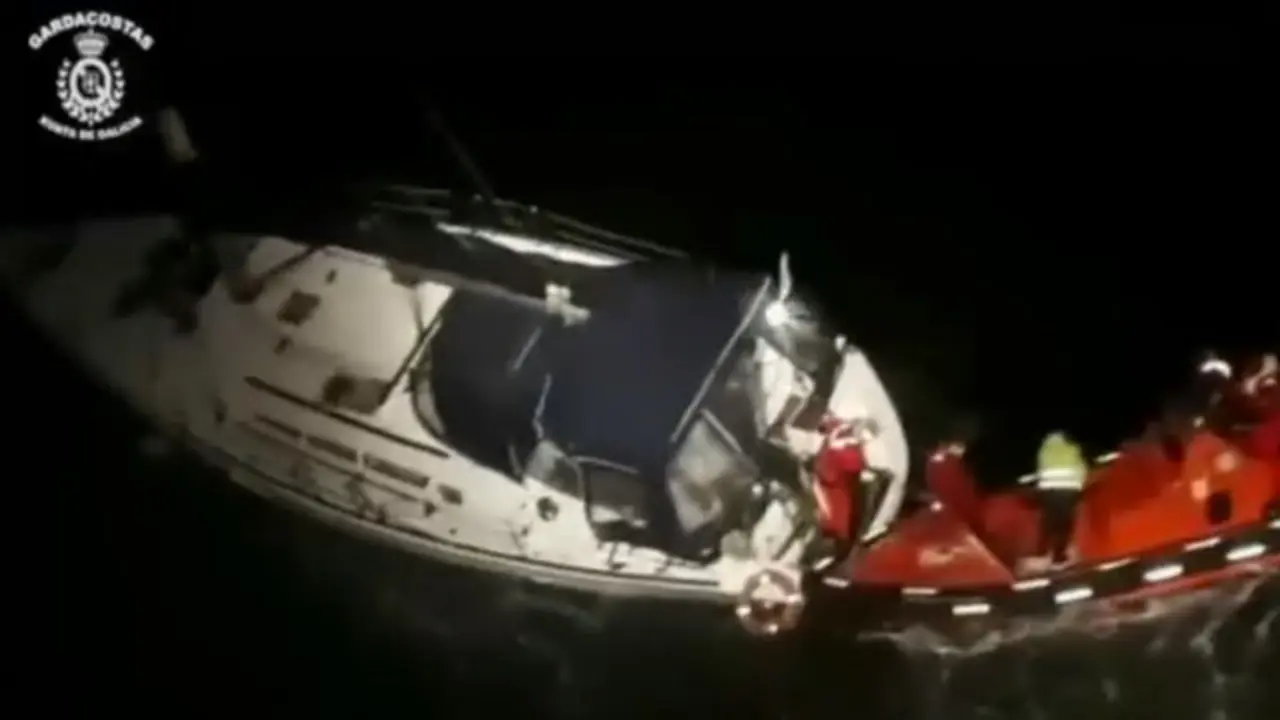 Un momento de la intervención en la embarcación. DP