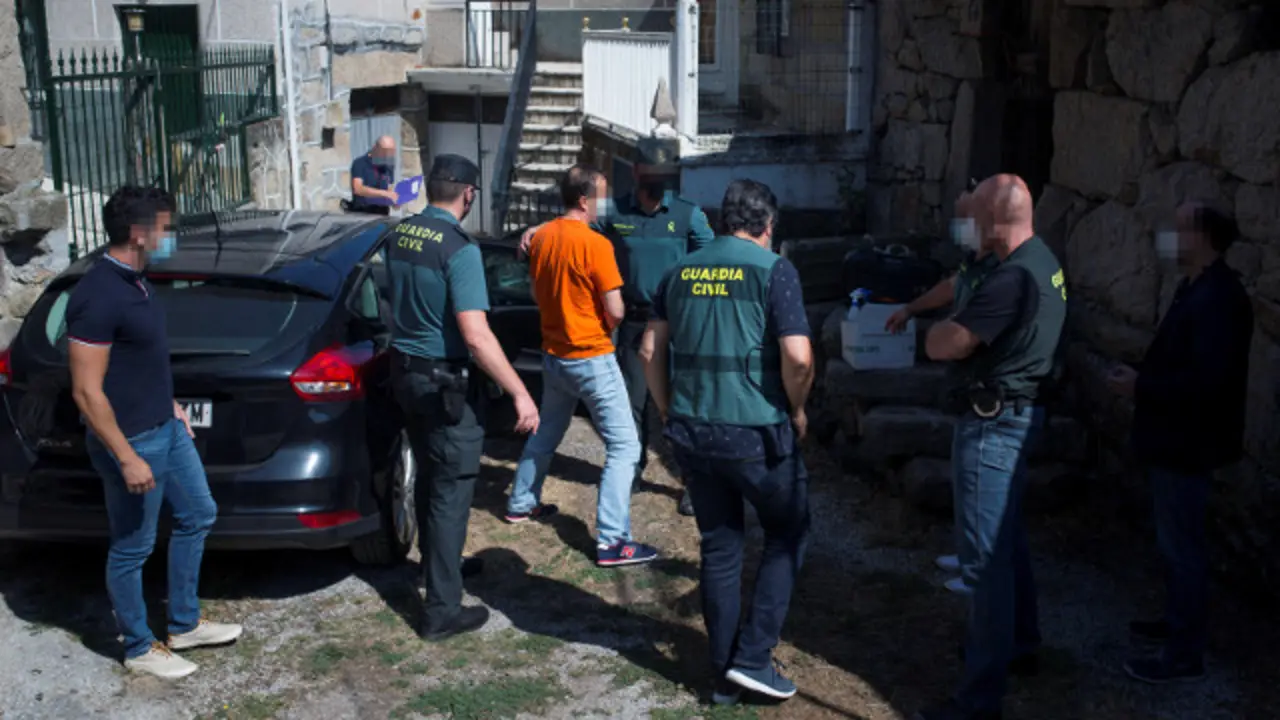 El detenido, en un registro. BRAIS LORENZO (Efe)