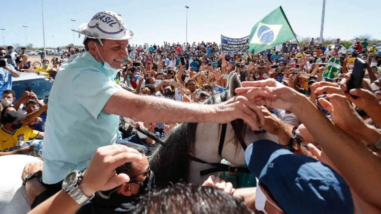 Jair Bolsonaro, recibido este jueves por cientos de personas en una visita a la ciudad de São Raimundo Nonato. EFE