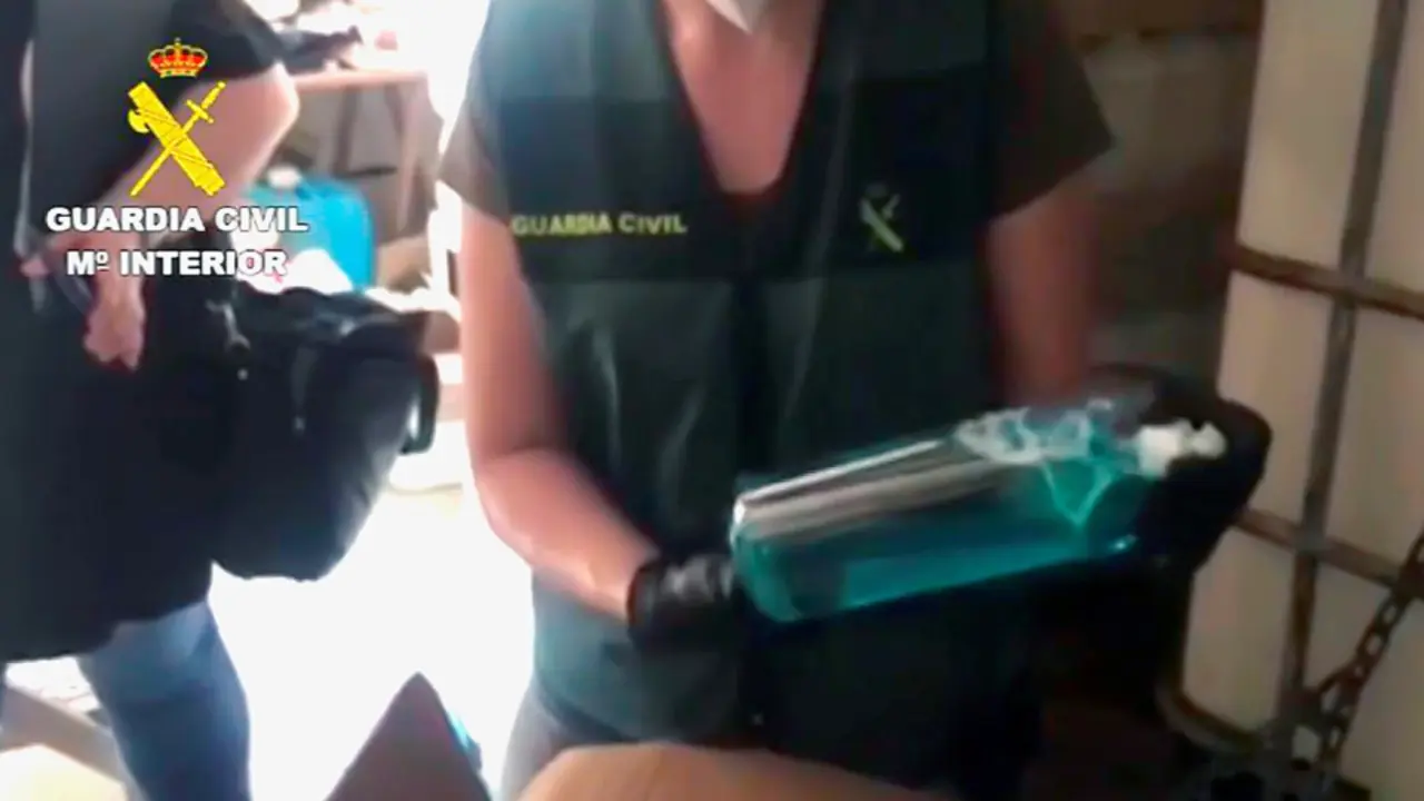 Una parte del gel hidroalcohólico falso incautado en la operación. GUARDIA CIVIL (2)