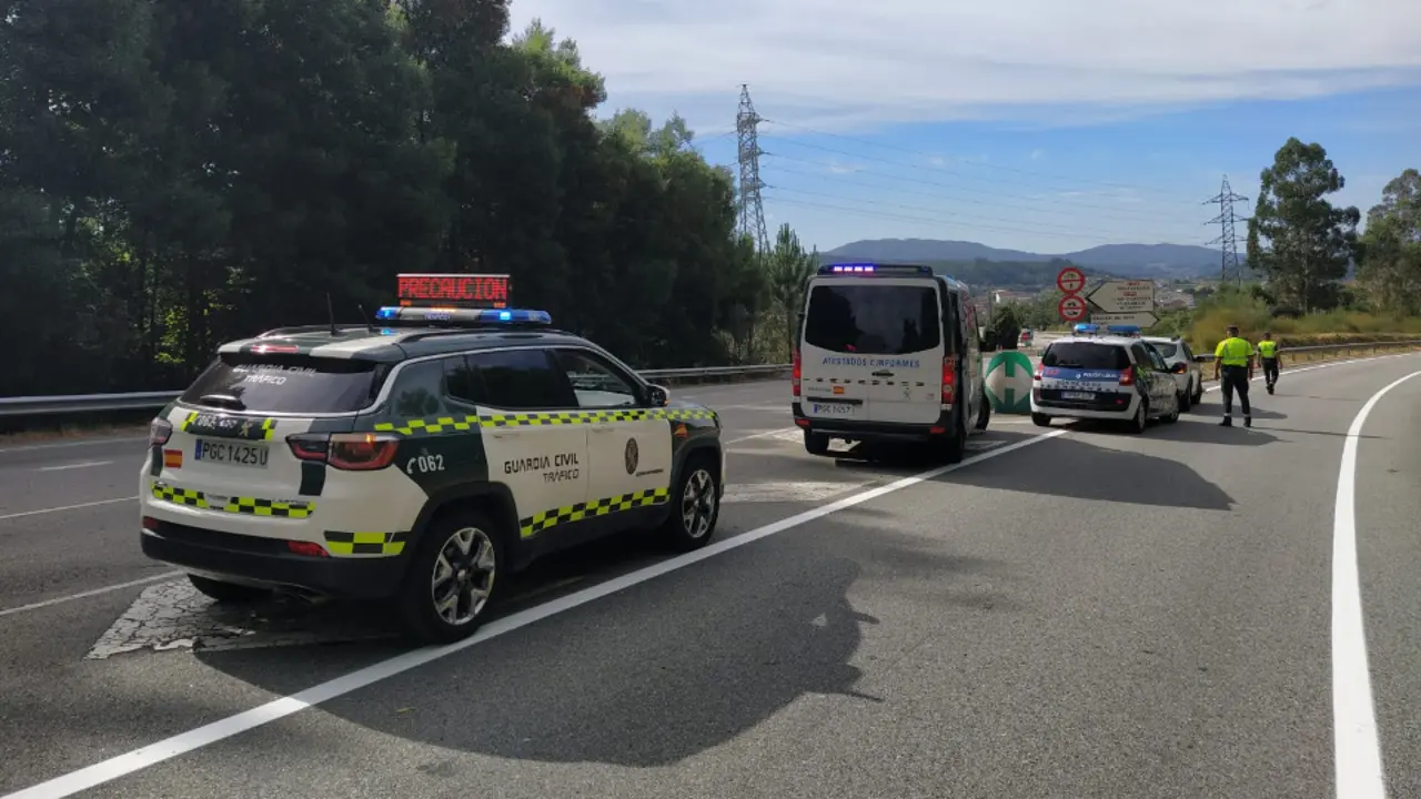 Patrullas de la Guardia Civil y la Policía Local en el lugar del accidente. GUARDIA CIVIL