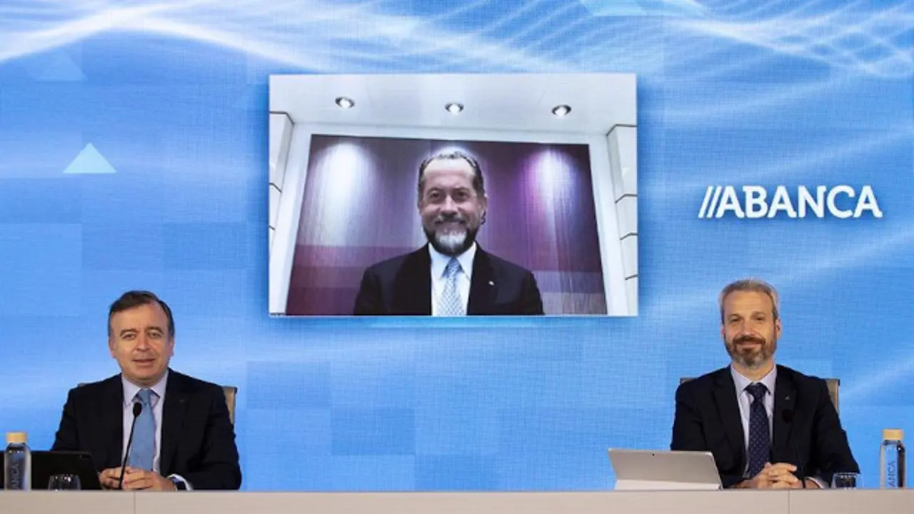 Francisco Botas, consejero delegado de Abanca y Alberto de Francisco, director general financiero de Abanca, durante la videoconferencia con Juan Carlos Escotet , presidente de Abanca. EFE