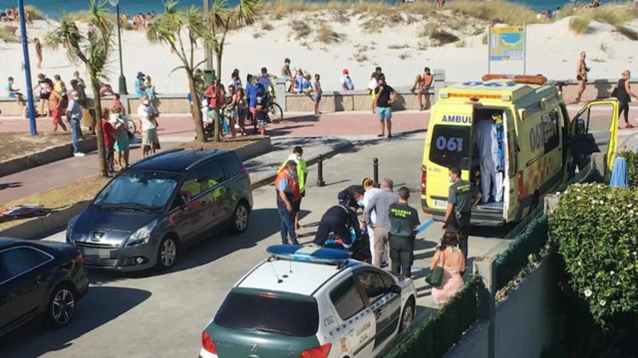 Los bañistas llamaron a la ambulancia, que se llevó a la mujer tras ser reanimada por Alonso. TWITTER