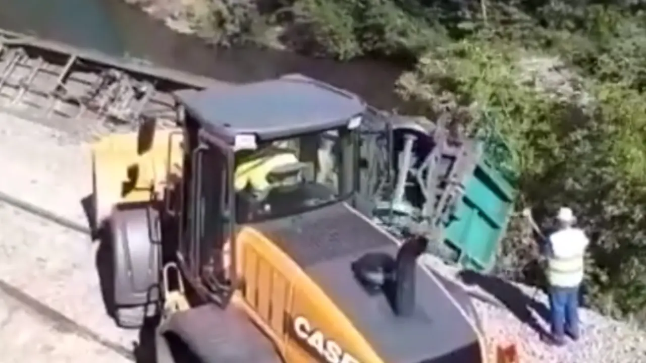 Momento en el que uno de los vagones se precipita al río Sil. TWITTER (@MaltratoPaisaxe)