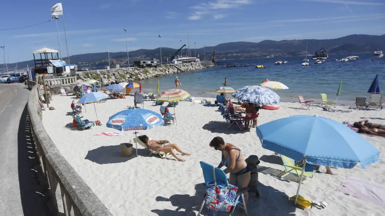Xente gozando da calor nas praias este verán. JAVIER CERVERA