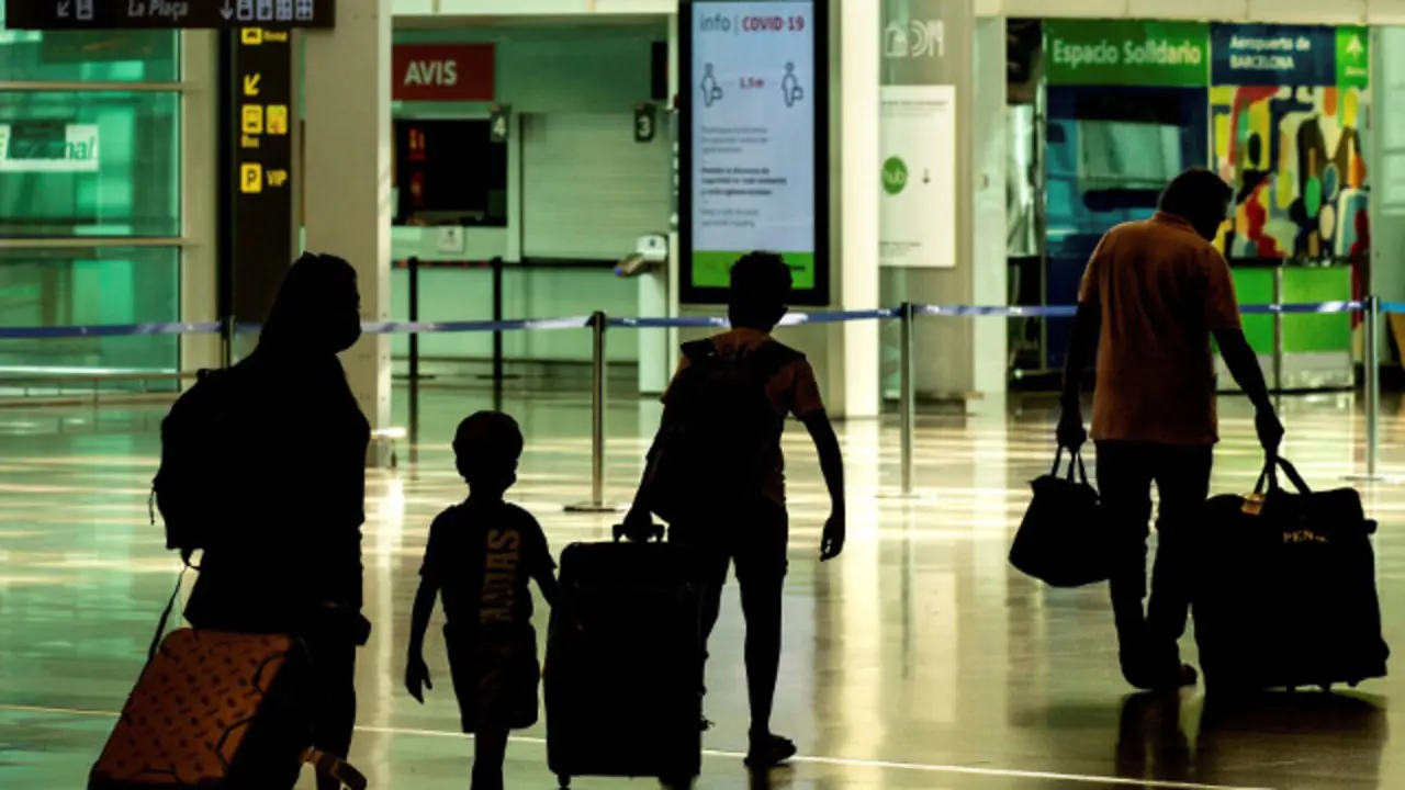 Viajeros en un aeropuerto. EFE