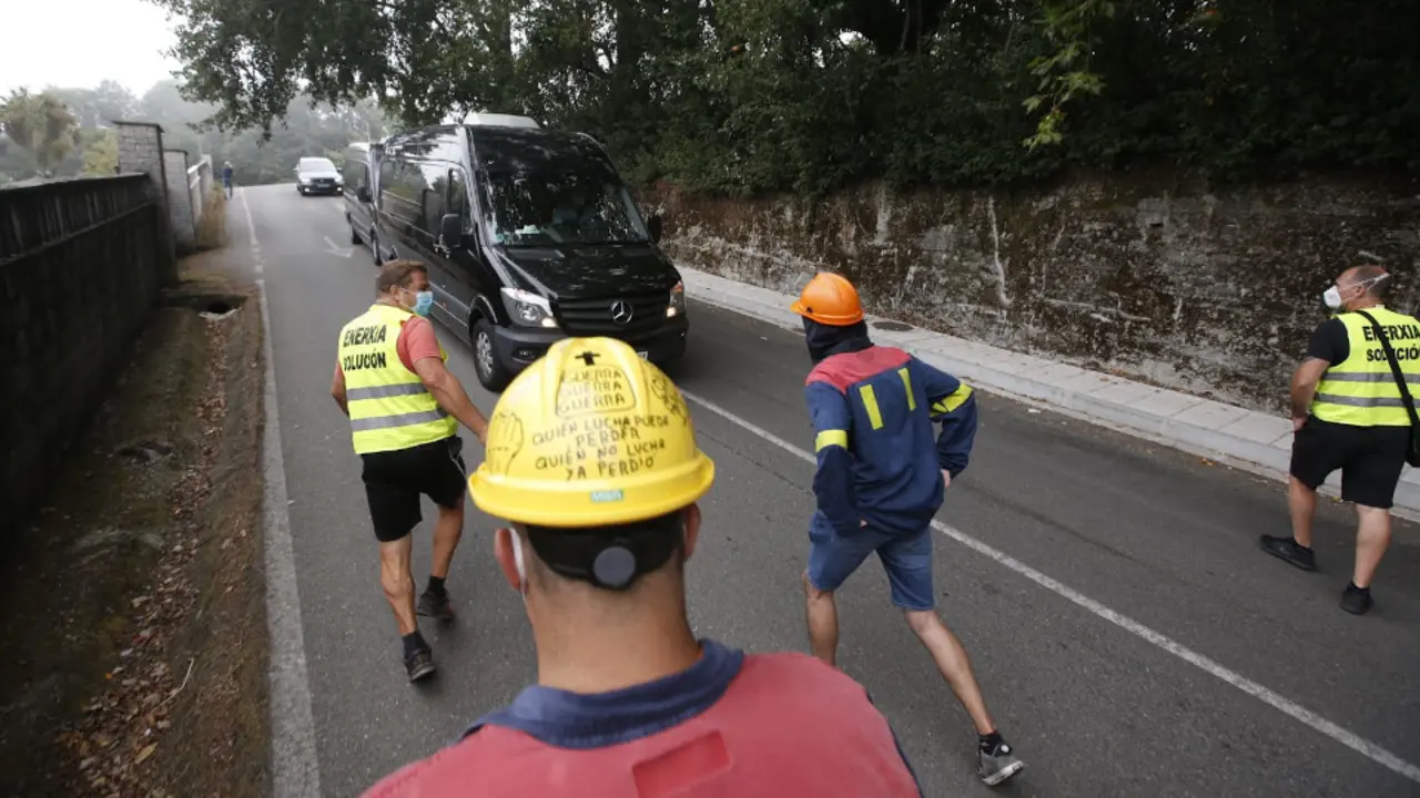 Concentración de los trabajadores de Alcoa ante la llegada de los representantes de la empresa. SEBAS SENANDE