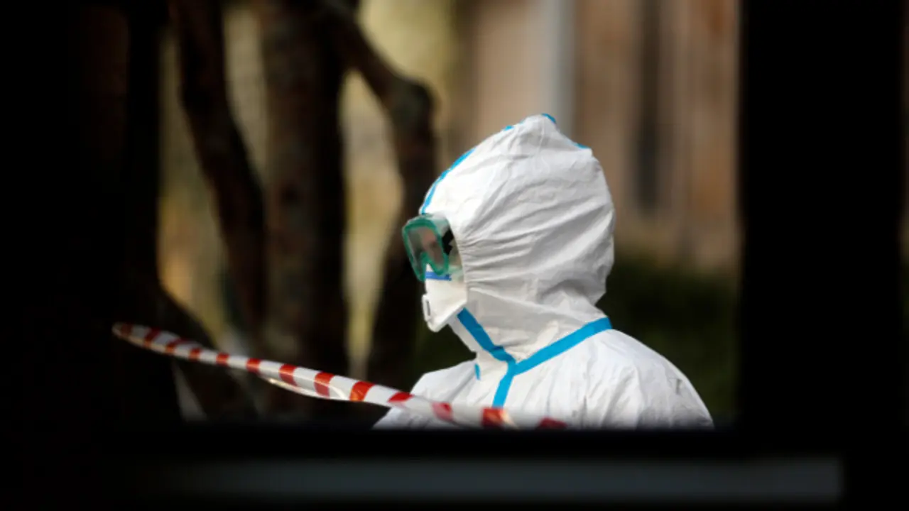 Un miembro de la Brilat, durante la desinfección de la residencia de Caldas en marzo. JAVIER CERVERA