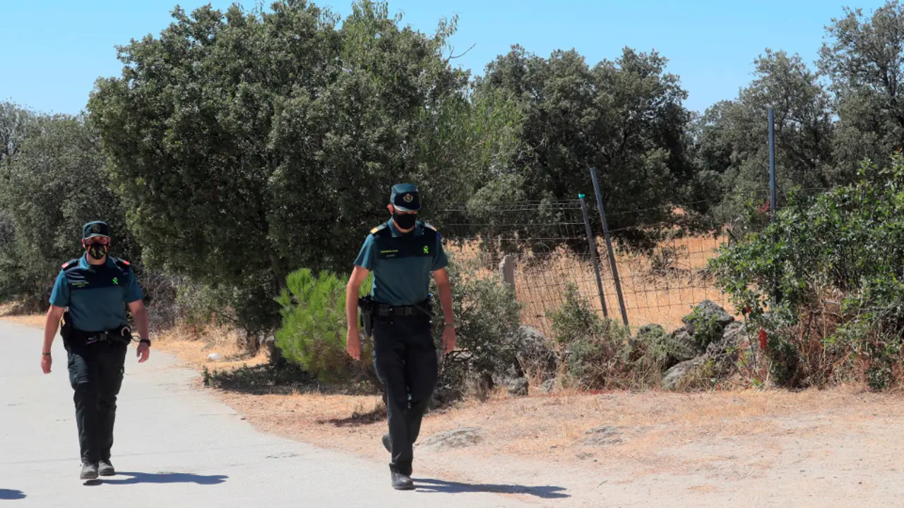 Guardias civiles en la zona de Chapinería donde fue hallado el cuerpo de la mujer. FERNANDO ALVARADO (EFE)