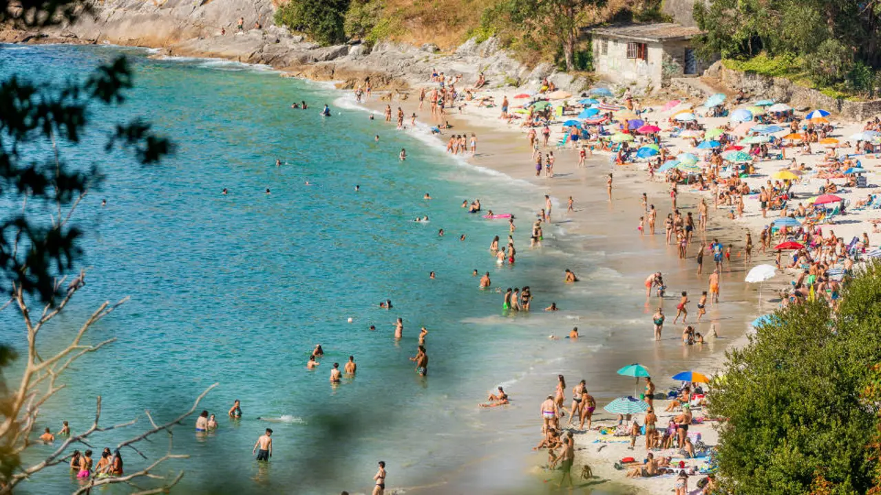 Xente gozando do sol na praia. BEATRIZ CÍSCAR