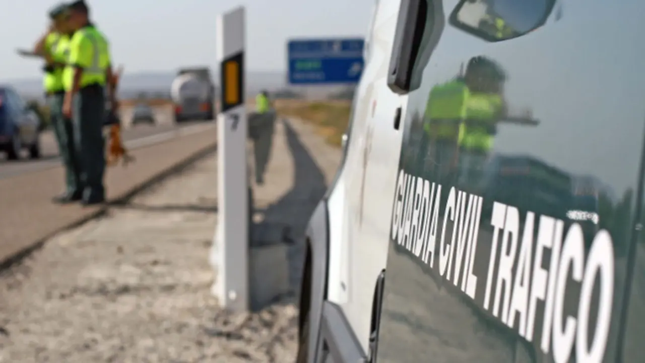 Un vehículo de la Guardia Civil de Tráfico. ARCHIVO