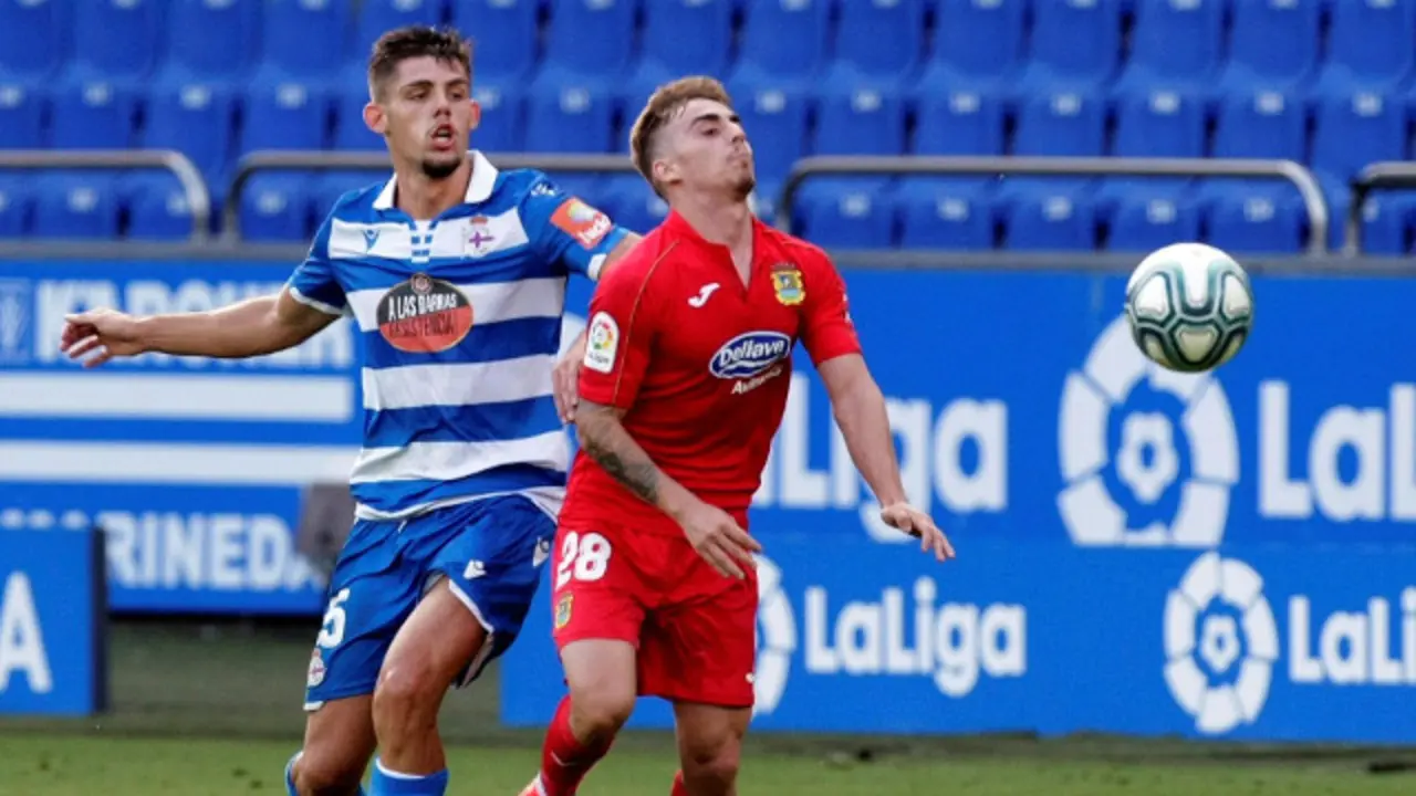 O centrocampista do Fuenlabrada Alberto pelexa un balón co defensa do Deportivo Francisco Montero. CABALAR (Efe)